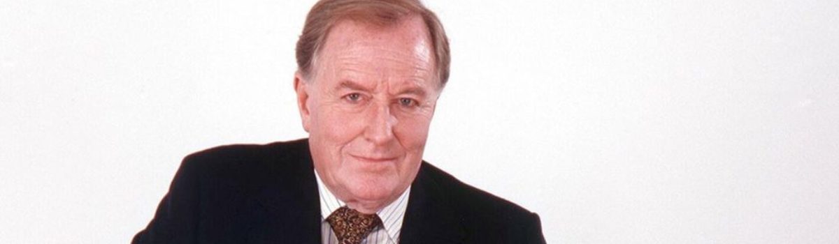 Obituary: Robert Hardy – BBC News